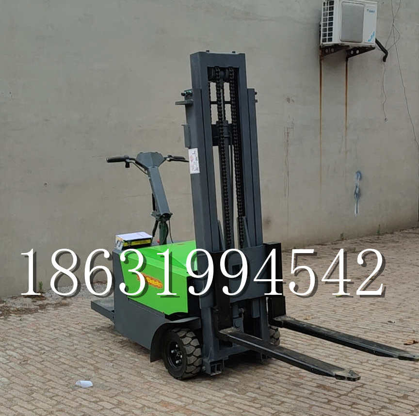 丽江市优程全电动叉车插腿式堆高车液压装卸车1.5吨升高小型站驾式铲车